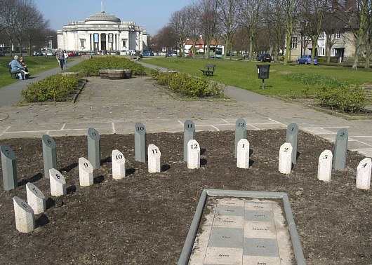 [ Human Sundial at 'Port Sunlight', Merseyside, UK ]